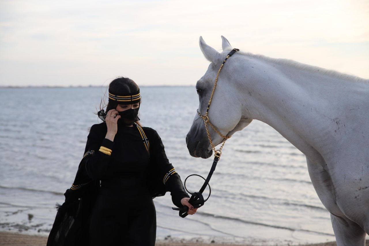 Experiencia de paseo a caballo por el mar en Jeddah.