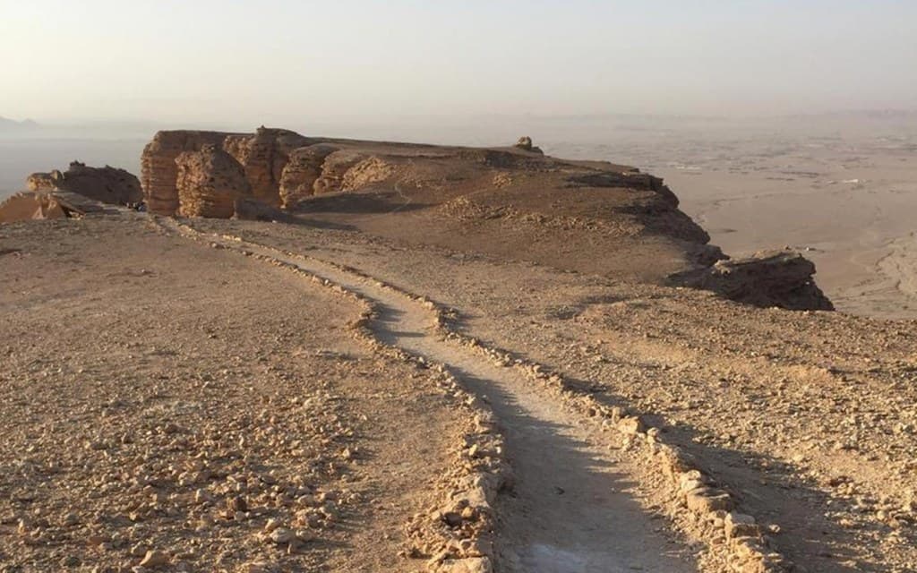 अल-मंजुर ट्रेल में पैदल यात्रा