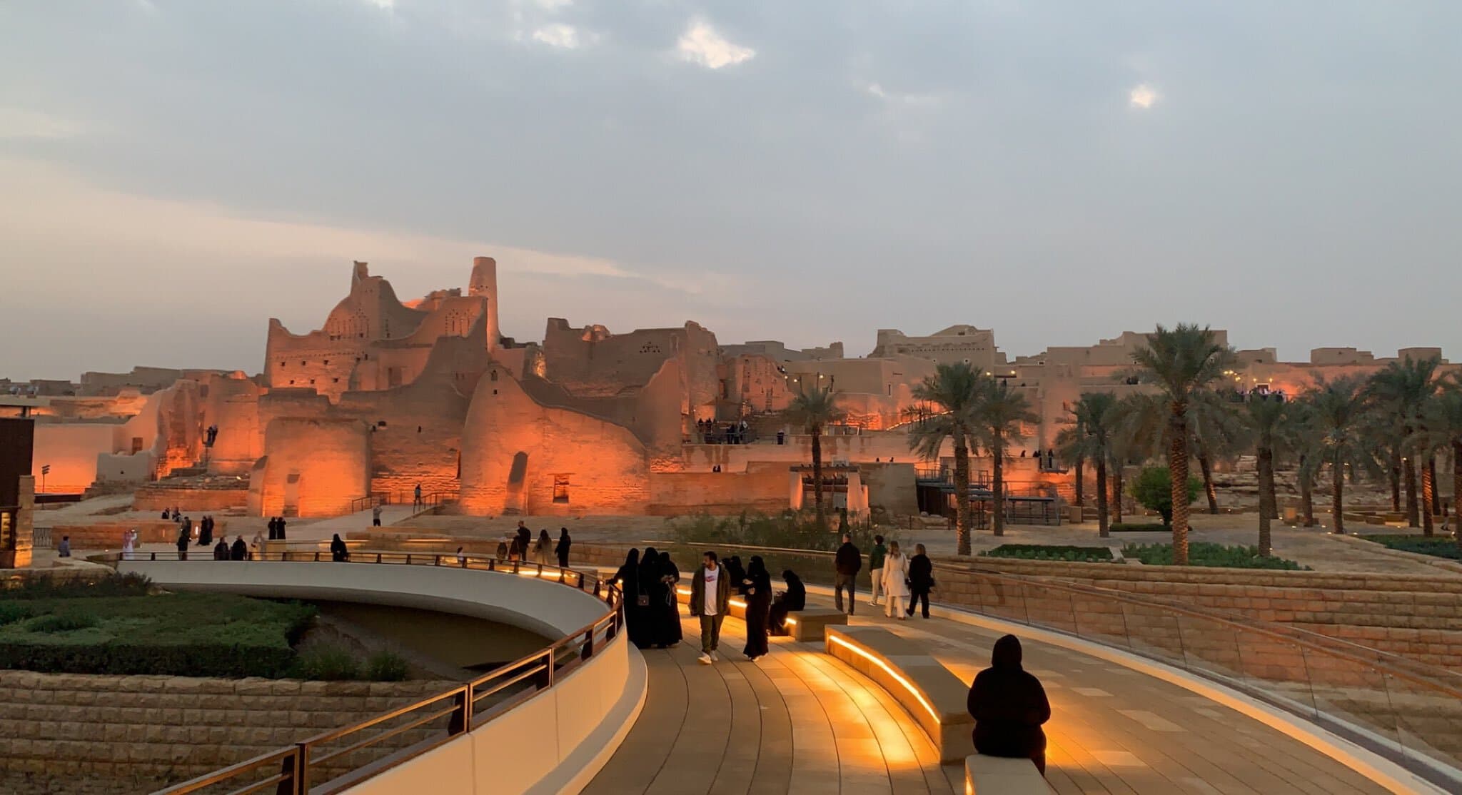 يوم في جدة و 4 أيام في الرياض (الباقة والسعر لشخصين)