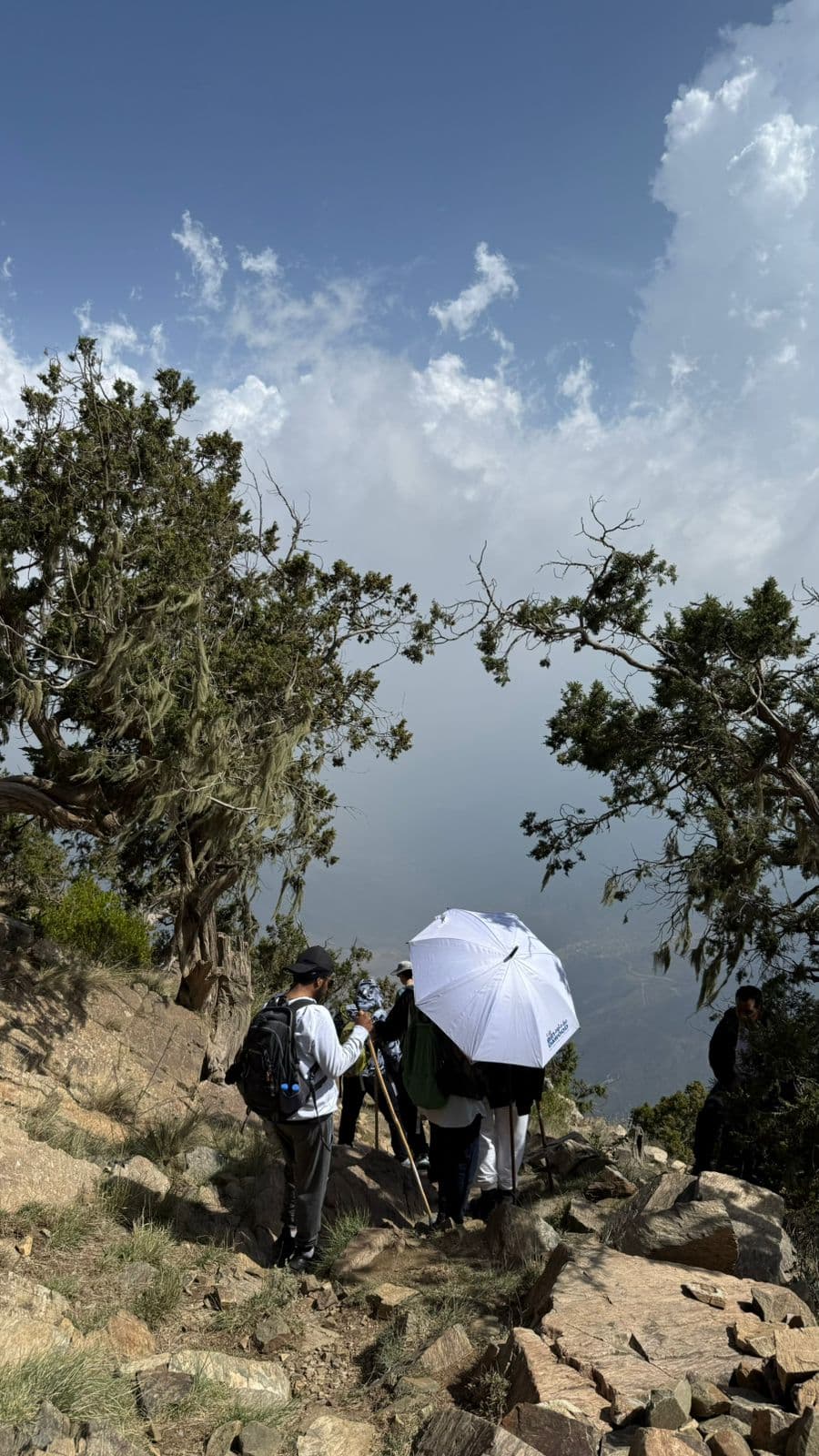 عسیر کی قدرتی خوبصورتی کا دل، السودہ میں پیدل سفر اور پہاڑی آرام 🏔️