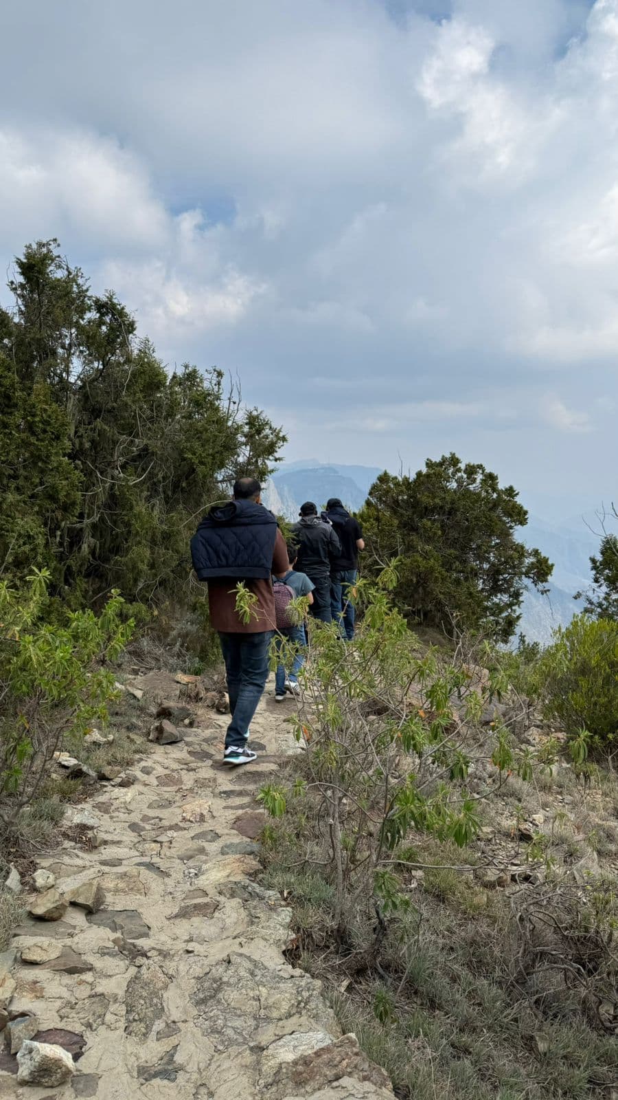 عسیر کی قدرتی خوبصورتی کا دل، السودہ میں پیدل سفر اور پہاڑی آرام 🏔️