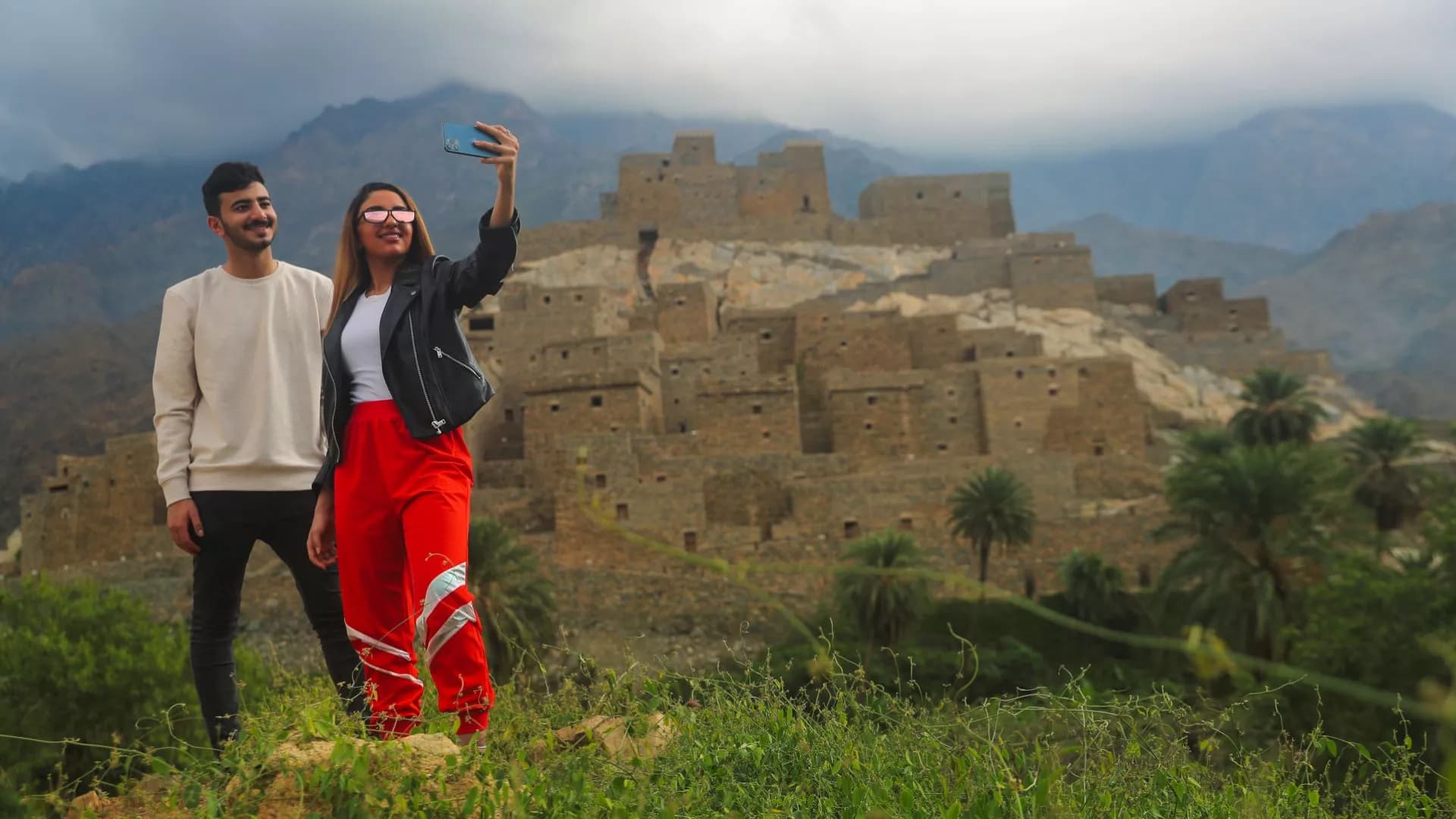 A tour of Dhi Ain village with breakfast or lunch included