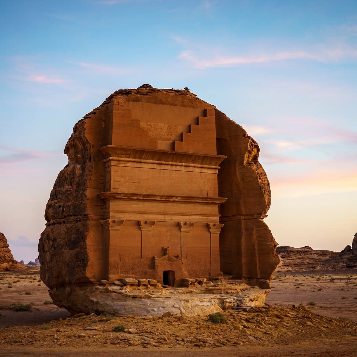 القفز المظلي في العلا – تجربة تحبس الأنفاس فوق معالم العلا