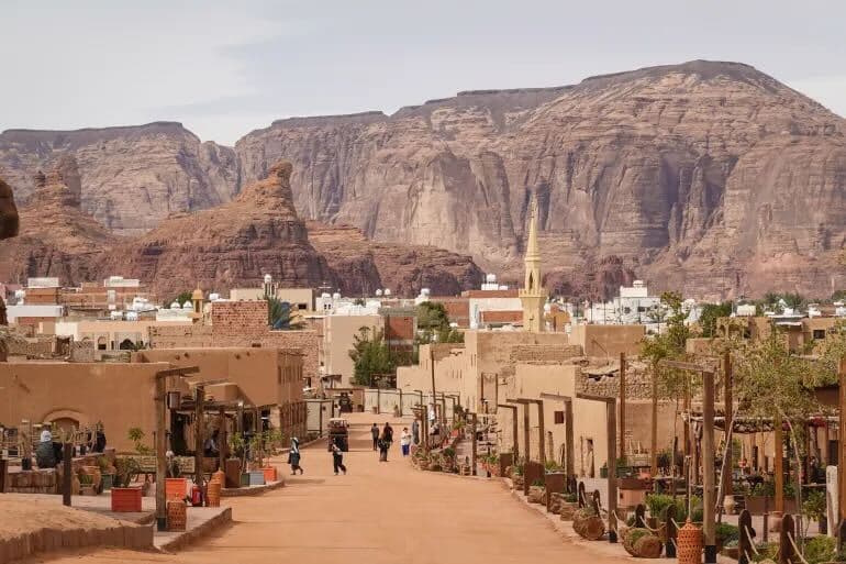 باقة في العلا لمدة ليلتان مع جولة في دادان وعكمة 