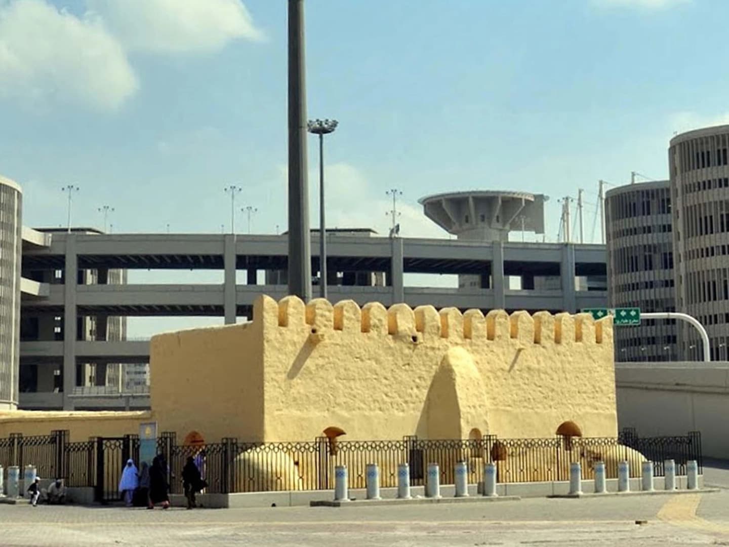 Tur keliling masjid-masjid bersejarah di Mekah, dimulai dari Masjidil Haram hingga Masjidil Haram.