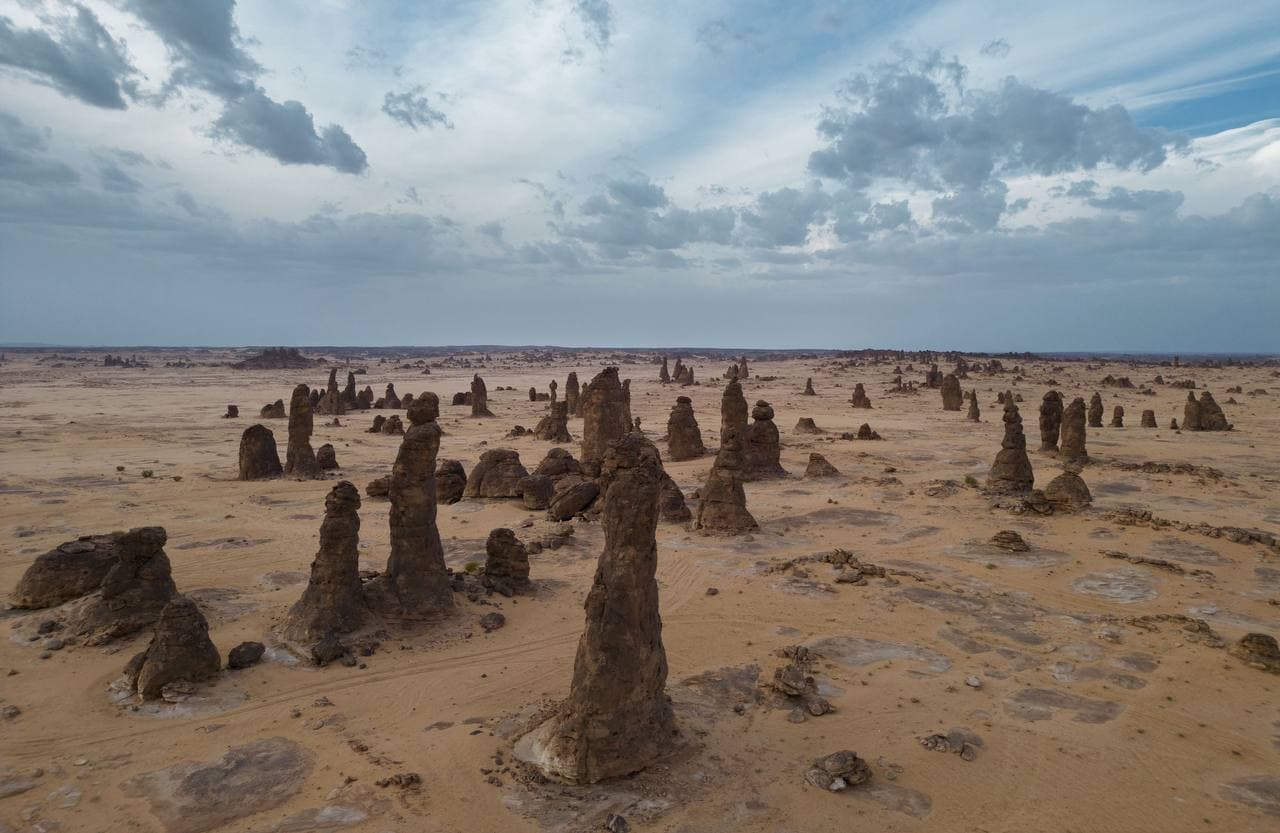 العلا:جبل القوس وجبال الغراميل – اكتشاف عجائب العلا الطبيعية
