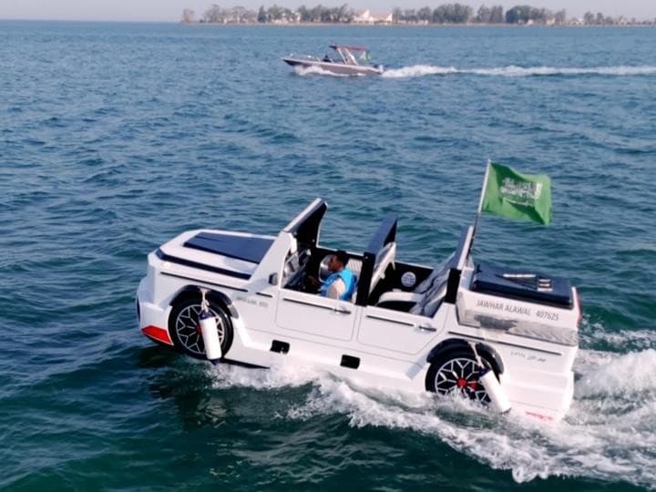 الخبر: جولة بحرية بالمرسيدس