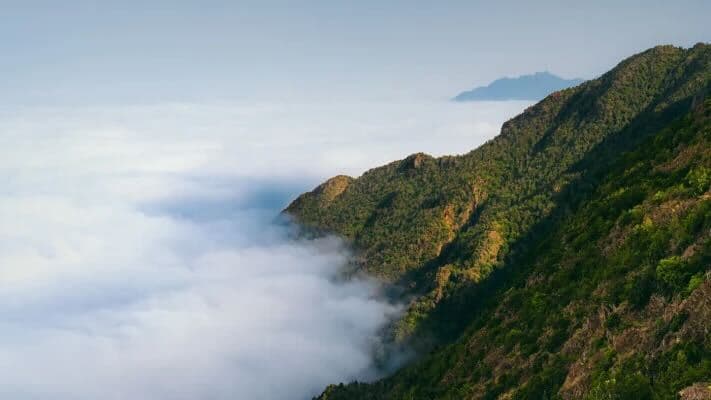 在阿西尔壮丽的山景中进行一次自然之旅